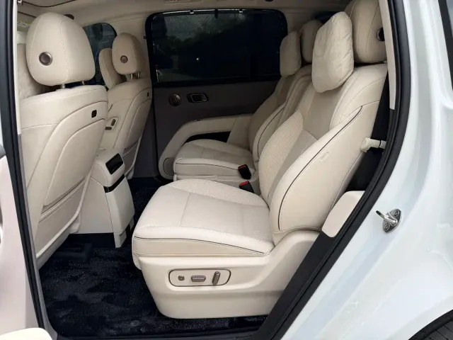 Li Auto i8 — Фото автомобиля 15