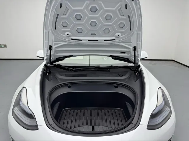 Tesla Model 3 — Фото автомобиля 11