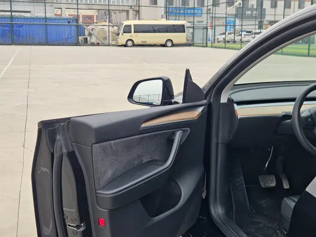Tesla Model Y — Фото автомобиля 9