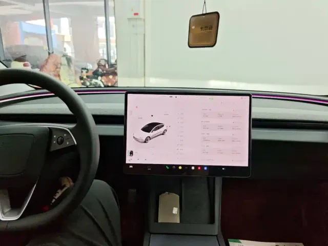 Tesla Model 3 — Фото автомобиля 9
