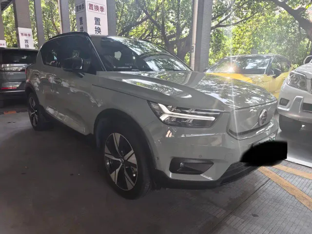 Volvo XC40 — Фото автомобиля 3
