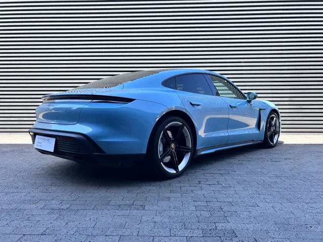 Porsche Taycan — Фото автомобиля 3
