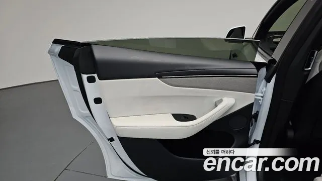 Tesla Model Y — Фото автомобиля 18