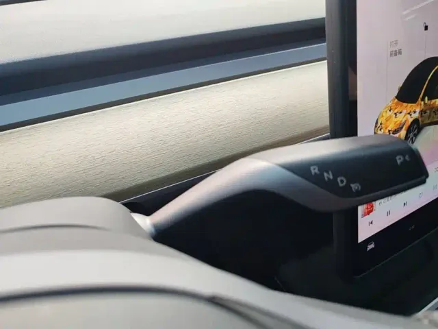 Tesla Model Y — Фото автомобиля 13