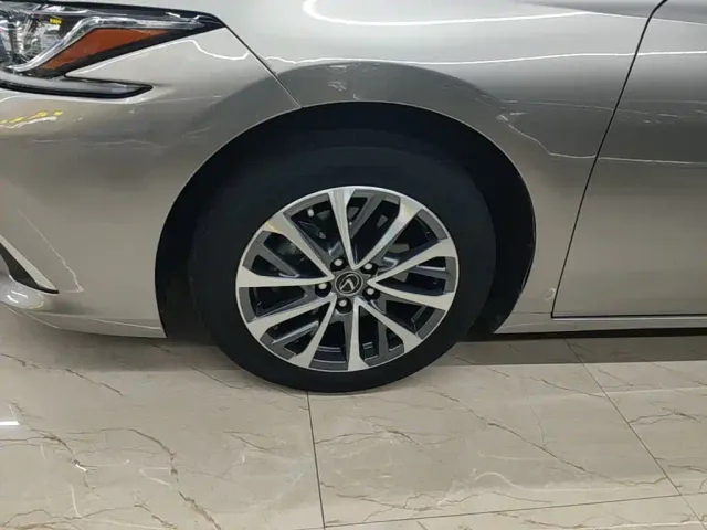 Lexus ES — Фото автомобиля 22