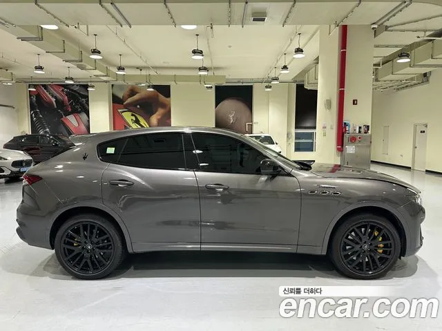 Maserati Levante — Фото автомобиля 3