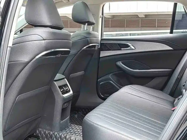 Hongqi H5 — Фото автомобиля 11