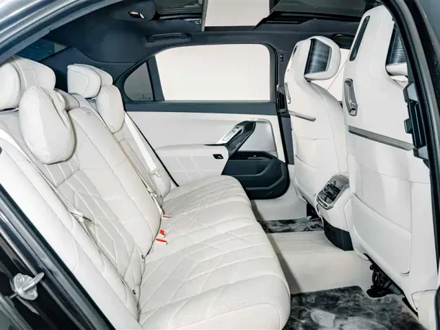 BMW i7 — Фото автомобиля 24