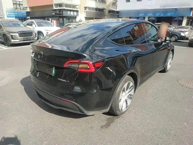 Tesla Model Y — Фото автомобиля 6