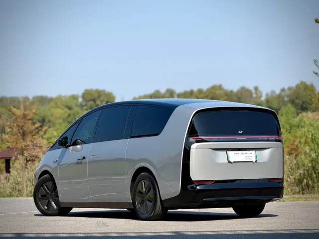 Li Auto MEGA — Фото автомобиля 18