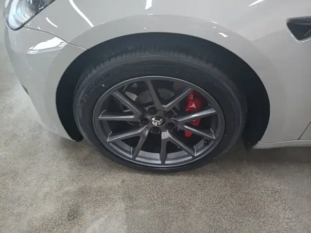 Tesla Model 3 — Фото автомобиля 22