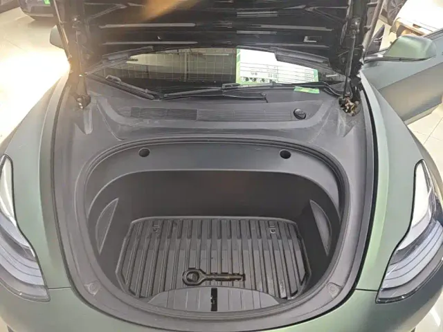 Tesla Model 3 — Фото автомобиля 19