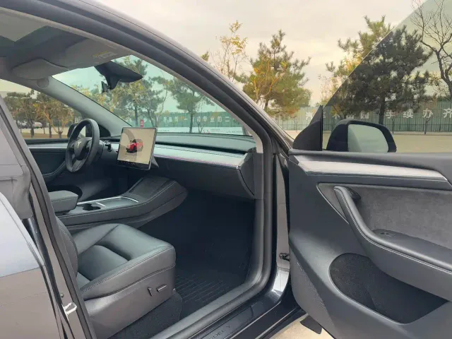 Tesla Model Y — Фото автомобиля 5
