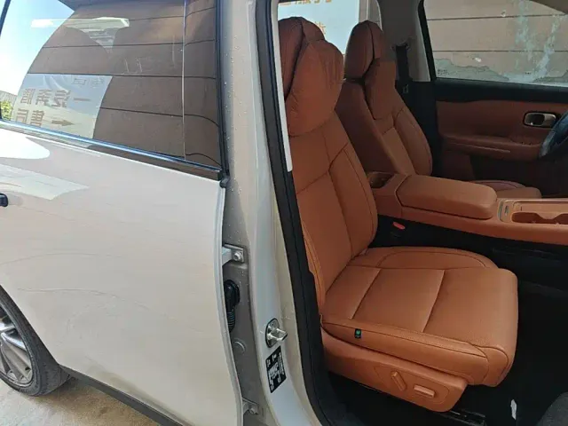 Leapmotor C10 — Фото автомобиля 24
