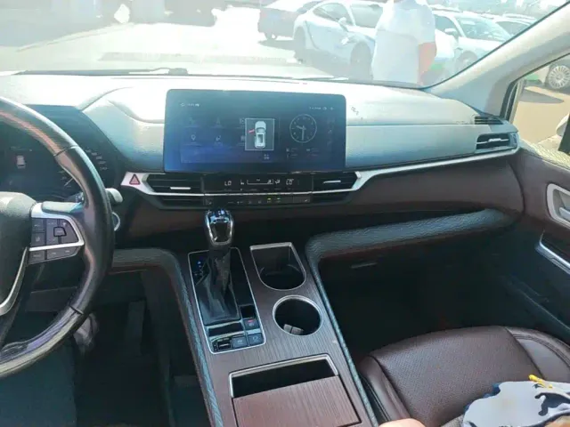 Toyota Sienna — Фото автомобиля 9
