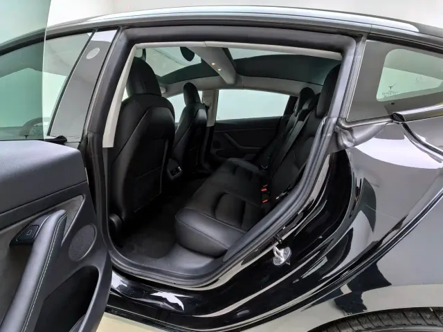Tesla Model 3 — Фото автомобиля 6
