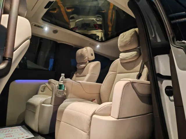 Li Auto MEGA — Фото автомобиля 14