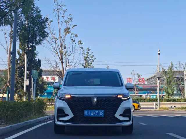 Roewe iMAX8 — Фото автомобиля 2