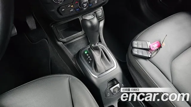 Jeep Renegade — Фото автомобиля 9
