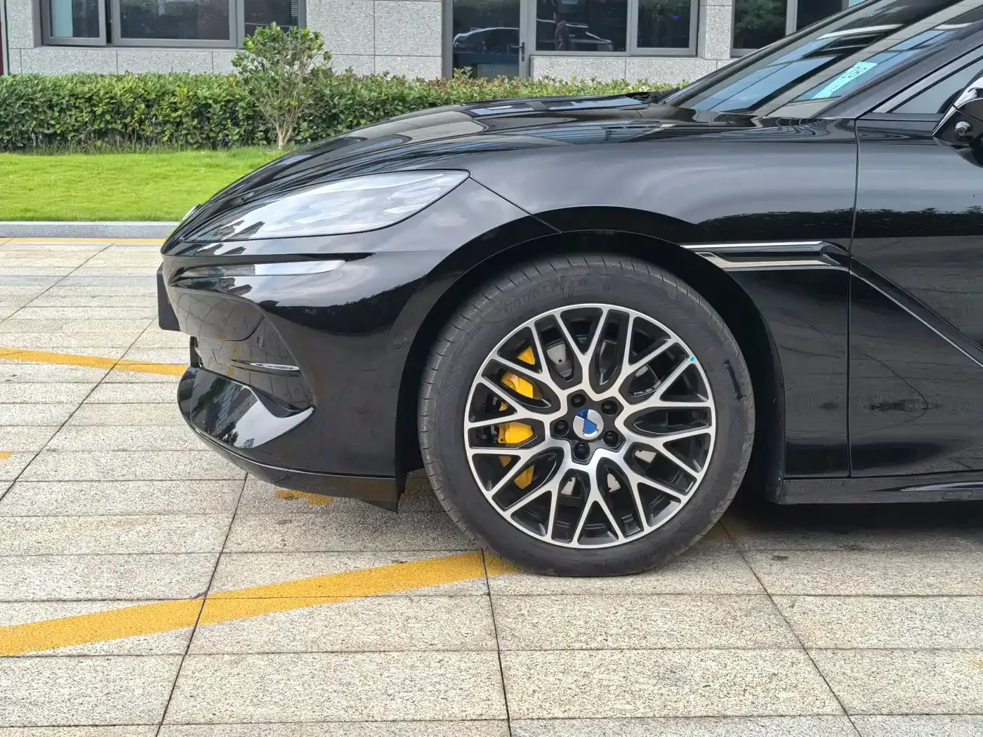 Denza Denza Z9GT 2026 Model Yi San Fang Flash Charge Honor Edition — Фото автомобиля 6
