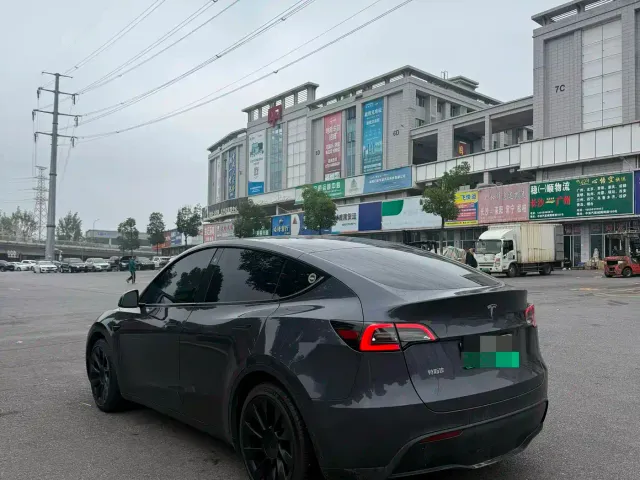Tesla Model Y — Фото автомобиля 5