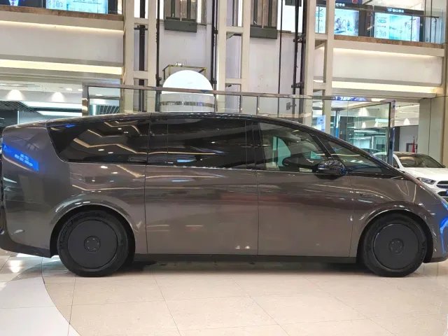 Li Auto MEGA — Фото автомобиля 5