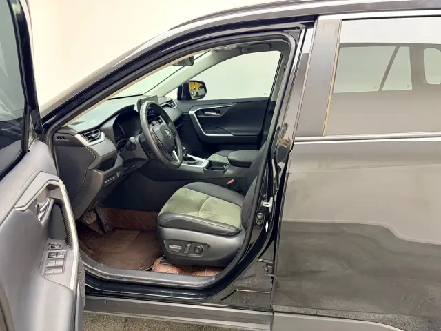 Toyota RAV4 — Фото автомобиля 10
