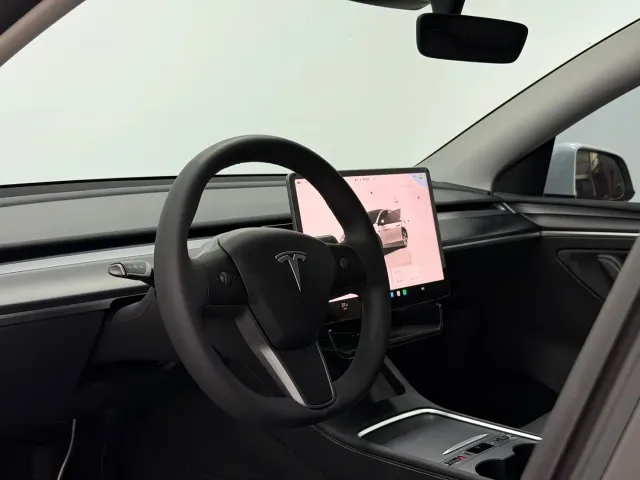 Tesla Model Y — Фото автомобиля 12