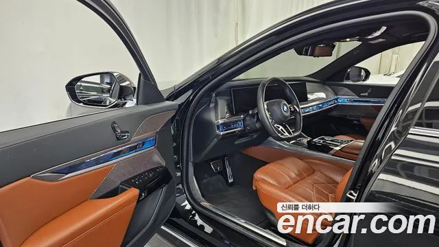 BMW i7 G70 — Фото автомобиля 15