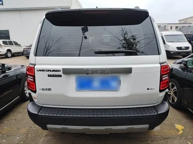 Toyota Prado — Фото автомобиля 3