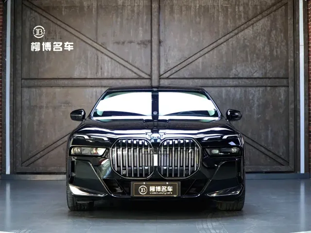 BMW i7 — Фото автомобиля 2