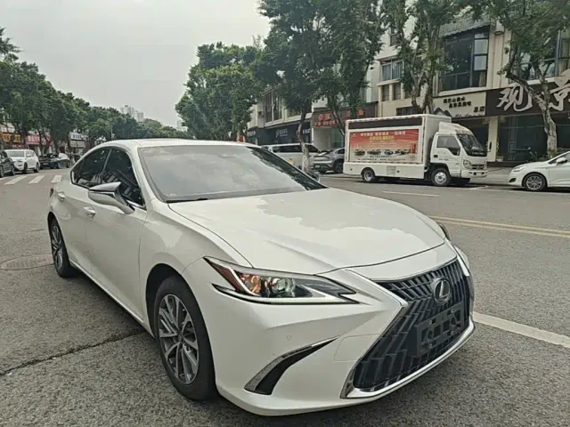 Lexus ES — Фото автомобиля 3