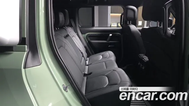 Land Rover Defender — Фото автомобиля 10