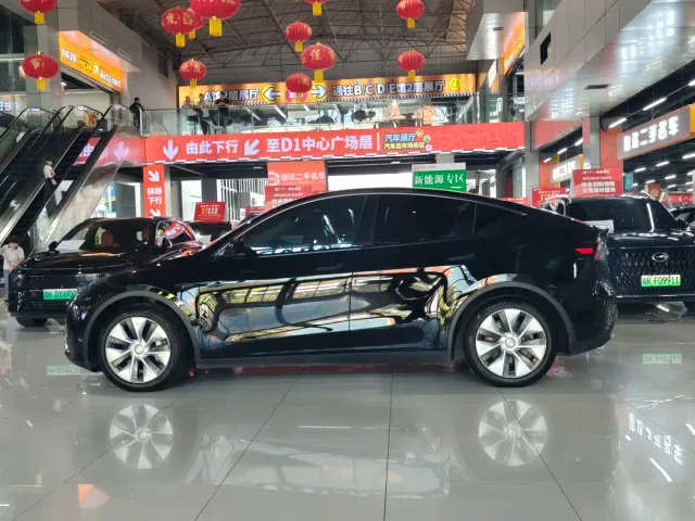Tesla Model Y 2022 Rear-Wheel Drive Version — Фото автомобиля 9