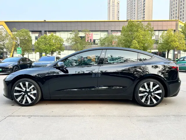 Tesla Model 3 — Фото автомобиля 5