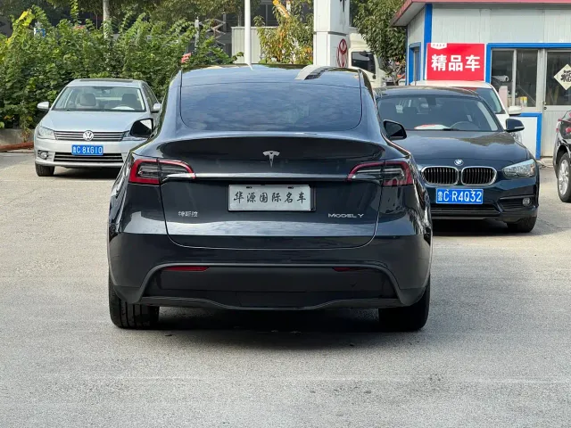 Tesla Model Y — Фото автомобиля 13