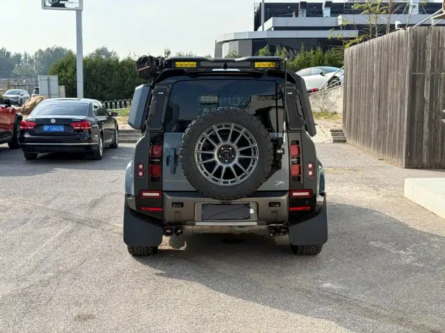 Land Rover Defender — Фото автомобиля 9