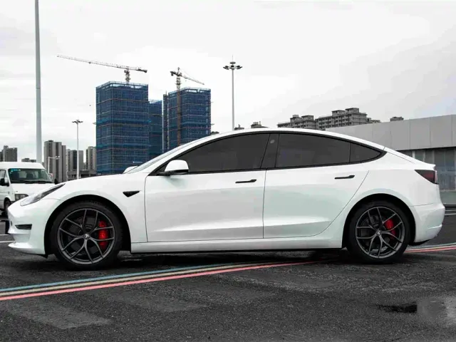Tesla Model 3 — Фото автомобиля 5