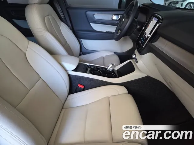 Volvo XC40 — Фото автомобиля 8