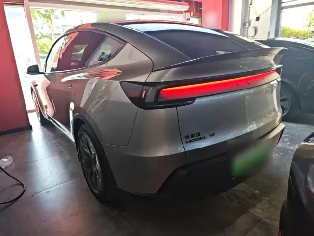 Tesla Model Y L — Фото автомобиля 4