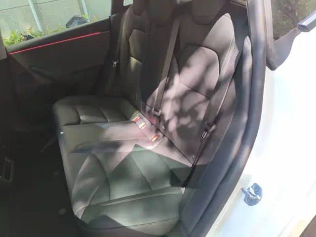 Tesla Model 3 — Фото автомобиля 12