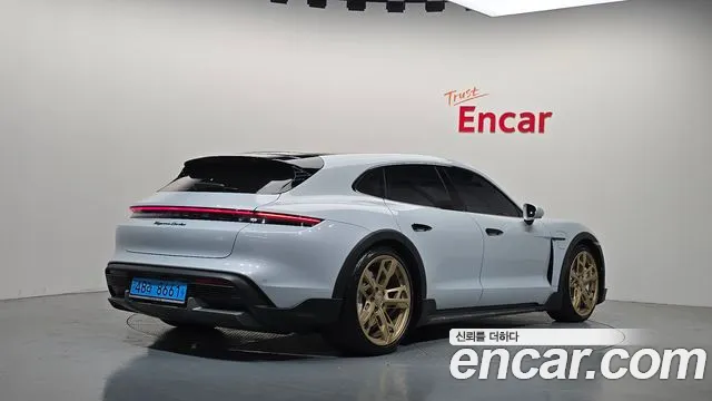 Porsche Taycan — Фото автомобиля 2