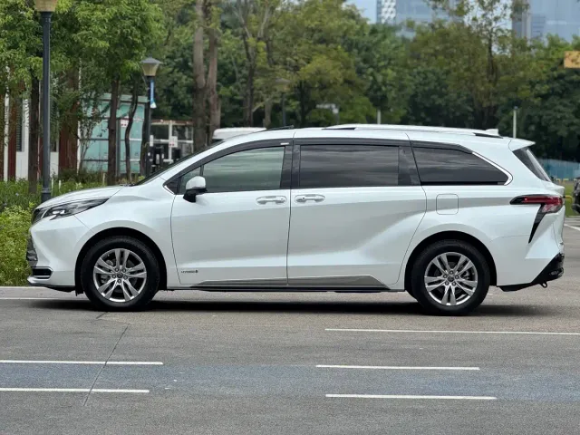 Toyota Sienna — Фото автомобиля 3