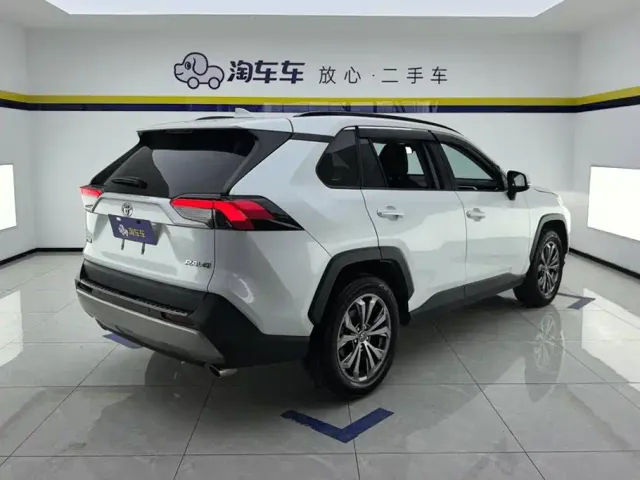 Toyota RAV4 — Фото автомобиля 3