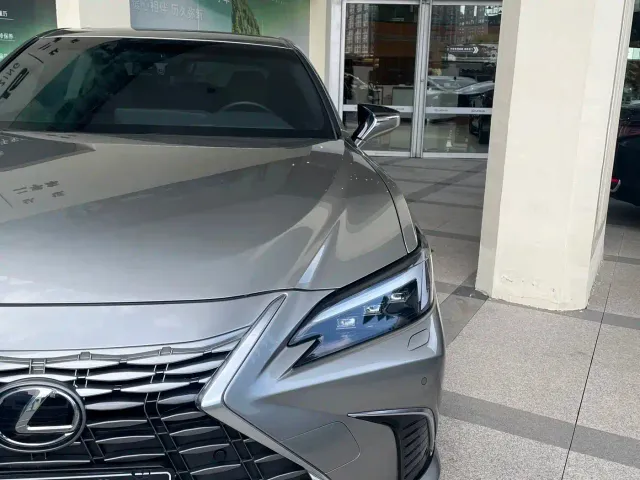 Lexus ES — Фото автомобиля 3