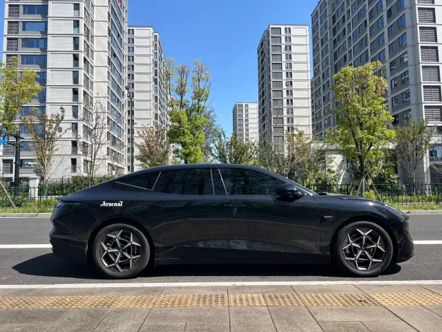 Lynk & Co Z10 — Фото автомобиля 8