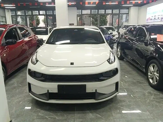 Lynk & Co 03 — Фото автомобиля 2