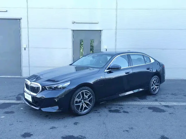 Фотография автомобиля — BMW i5