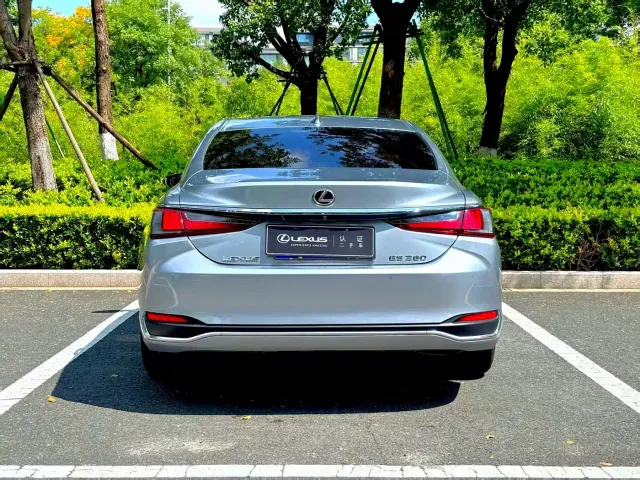 Lexus ES — Фото автомобиля 4