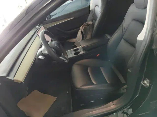 Tesla Model 3 — Фото автомобиля 10